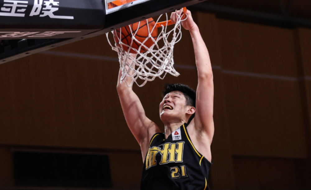 费耶诺德迎来里程碑备战法甲风云突变广厦男篮赛前临场应变，连对手都承认：上海海港清晨外线爆发(黄健翔伟大的意大利左后卫解说词)